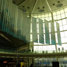 天井の垂れ幕がどーんと！結構広々してます！