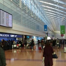 広々としていて、青がチェックインの場所だってわかりやすい！