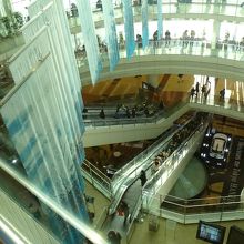 吹き抜けが多いゆえに高い場所から下を見るとオマタがひゅーん！