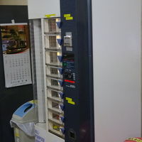 自動販売機でパンやカップめんを買うことが出来ます。