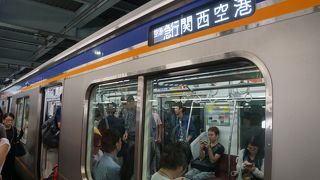 大阪の南部に向かうローカル線の列車