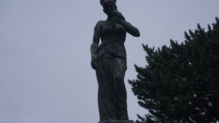 平和都市宣言の碑も