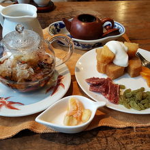 奥が白芽奇蘭、手前が八宝茶。そしてお茶請けプレート。