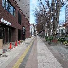 向かって左側の歩道を歩きます