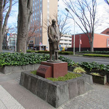 こんな立派な彫像があったりします…歩道の反対側には煉瓦倉庫