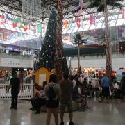 年末に訪れたマイクロネシア・モールの店内はクリスマスのディスプレーが飾られていました。