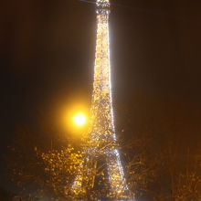 ライトアップされたエッフェル塔