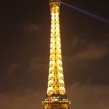 ライトアップされたエッフェル塔