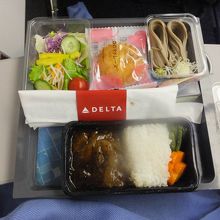 往路：機内食はビーフとチキン。私はビーフにした。