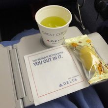 往路：到着前に軽食（スイートポテト）と緑茶を。