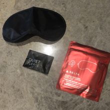 エコノミークラスでも往復でこのアメニティセットをくれた。