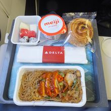 復路：機内食はオムレツとビーフン。私は後者を選択。