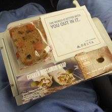復路：到着前の軽食はチキンラップとチョコチップケーキ。