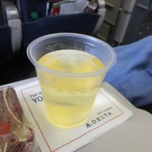 復路：到着前に白ワイン。でかいカップになみなみと注いでくれた