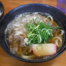 肉かすうどん６００円を奮発して頼みました。おいしい。