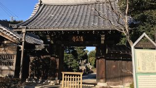 山門の扉などに穴が開いていていました