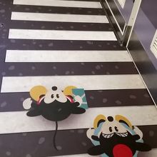 ミッキーとミニーが横断歩道渡ってる