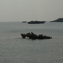 ハート岩。潮が満ちてきて上半分しか見られず