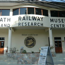 泰緬鉄道博物館の出入口の様子です。連合軍共同墓地の北隣です。