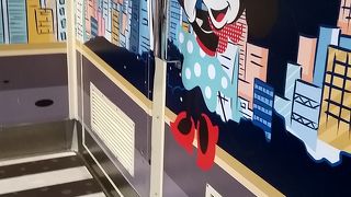 ミッキーの特別塗装車に乗れた。