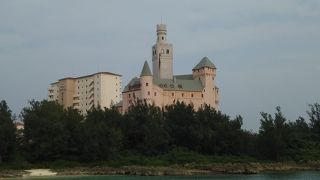 再建古城と青い海とのコラボ （うえのドイツ文化村）