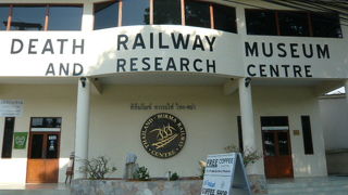 泰緬鉄道に関する博物館が、カンチャナブリの連合軍共同墓地の北側にあります。