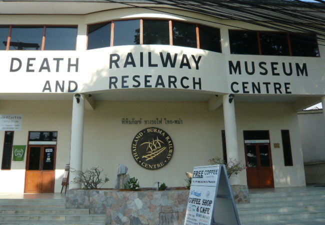 泰緬鉄道に関する博物館が、カンチャナブリの連合軍共同墓地の北側にあります。