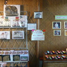 各種の資料、写真や、現地における民芸品等を販売しています。