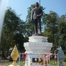 カンチャナブリの駅前には、ラーマ５世の銅像が立てられています