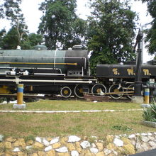 カンチャナ駅前に、鉄道公園が設置され、機関車が置かれています