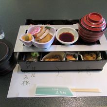 御膳が運ばれてきました