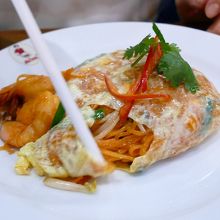 卵で包んだパッタイ