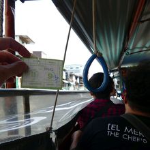 車掌に行き先を告げて券をもらう。リングを引いて水を防御する