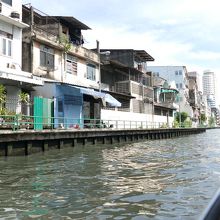 船上からの風景。庶民的な住まいの奥に近代的なビル群が見える