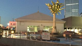 岡本太郎の作品がある