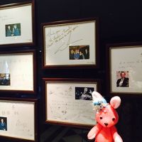 サインがいっぱい！ピアニストのLang Langさんのがあっ