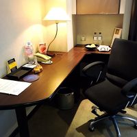 不自由なく過ごせるお部屋。お水あるのが嬉しい嬉しい。