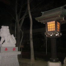 二の鳥居付近の狛犬と灯篭の様子