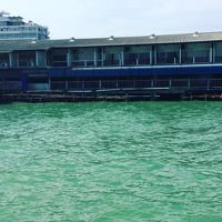 海の上に迫り出した、ちょっと面白い感じの宿