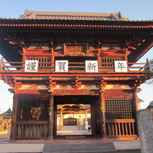 お正月時期の訪問でしたので、謹賀新年も掲げられていました