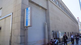 大通り沿いに花崗岩張りの外壁が長く続く建物
