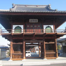 立派な山門の様子