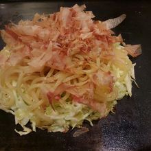 ブタ玉モダン焼き作成中…ひっくり返した場面