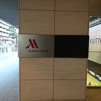 一階のホテル専用のエレベーターで行くのが良いと思います。