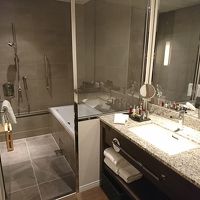 バスルームは広くバスタブもゆったり。