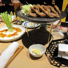 蕪のサラダや手羽先唐揚げ