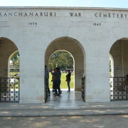 連合軍共同墓地は、カンチャナブリに２ケ所あり、一ケ所は、国道沿いの西側にあります。
