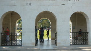 連合軍共同墓地は、カンチャナブリに２ケ所あり、一ケ所は、国道沿いの西側にあります。