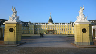 街の中心に建つ宮殿