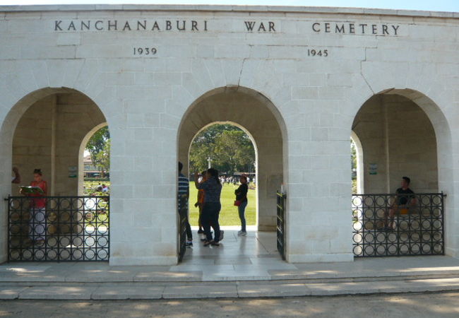 連合軍共同墓地は、カンチャナブリに２ケ所あり、一ケ所は、国道沿いの西側にあります。